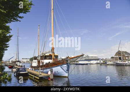 Den Helder, Paesi Bassi. Luglio 2022. Un vecchio peschereccio a strascico nel porto di Den Helder Foto Stock