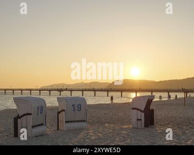 Tramonto sulla spiaggia con diverse sdraio e mare calmo, atmosfera serena, binz, ruegen, Mar baltico, germania Foto Stock