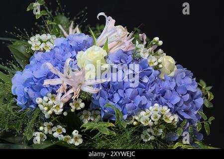 Bouquet colorato con ortensie blu Foto Stock