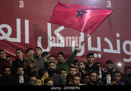 Gaza, Palestina. 10 dicembre 2022. I palestinesi nella città di Gaza guardano su un grande schermo la trasmissione in diretta dei quarti di finale della Coppa del mondo FIFA tra Marocco e Portogallo che si è svolta in Qatar. La partita si concluse con la vittoria del Marocco 1-0 Foto Stock