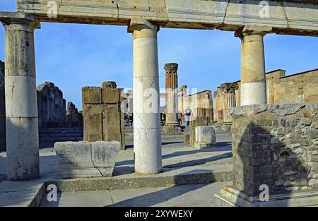 Colonne e frammento del foro di Pompei Foto Stock