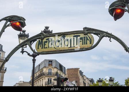 Parigi, Francia. Agosto 2022. Primo piano di un cartello metropolitano, che indica l'ingresso di una stazione della metropolitana. La metropolitana parigina è famosa per il suo Foto Stock