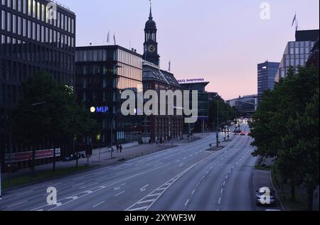 Europa, Germania, Amburgo, Neustadt, Willy-Brandt-Str. La sera con vista sul Michelturm, Amburgo, Amburgo, Repubblica federale di Germania, Europ Foto Stock