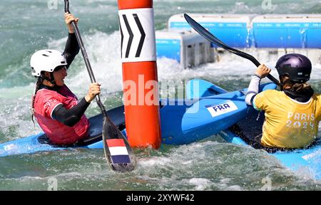 Parigi, Francia. 5 agosto 2024. Giochi olimpici di Parigi 2024. Kayak Cross. Stadio Olimpico Nautico. Parigi. Camille Prigent (fra) si schianta contro Stefanie Horn (ITA) nella gara di kayak Cross durante le Olimpiadi di Parigi del 2024 allo Stadio Nautico Olimpico, in Francia. Crediti: Sport in foto/Alamy Live News Foto Stock