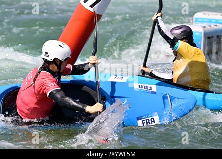 Parigi, Francia. 5 agosto 2024. Giochi olimpici di Parigi 2024. Kayak Cross. Stadio Olimpico Nautico. Parigi. Camille Prigent (fra) si schianta contro Stefanie Horn (ITA) nella gara di kayak Cross durante le Olimpiadi di Parigi del 2024 allo Stadio Nautico Olimpico, in Francia. Crediti: Sport in foto/Alamy Live News Foto Stock