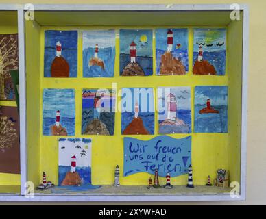 Classe di quarta elementare, dopo la scuola, l'edificio è più vecchio ma in buone condizioni, progetto artistico all'inizio delle vacanze Foto Stock