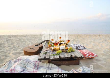 Vista superiore picnic sulla spiaggia tabella. Beach Party Foto Stock