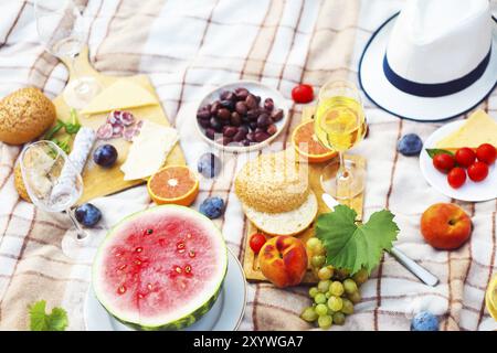 Vista giardino estivo picnic. Summer Party Foto Stock