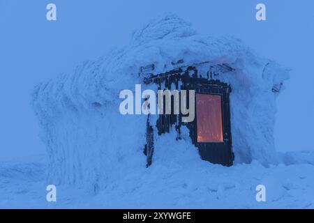 Rifugio coperto di neve, riserva naturale di Dundret, Norrbotten, Lapponia, Svezia, marzo 2016, Europa Foto Stock