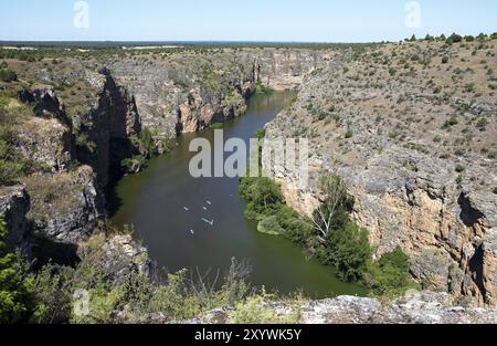 Canoe nella gola del fiume Duraton, Parco naturale Hoces del Rio Duraton, provincia di Segovia, Castiglia e León, Spagna, Europa Foto Stock