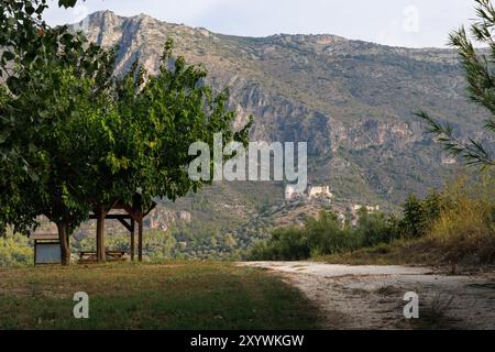 Paesaggio con le aree picnic dell'area ricreativa del fiume Serpis nella città di Lorcha, Spagna Foto Stock