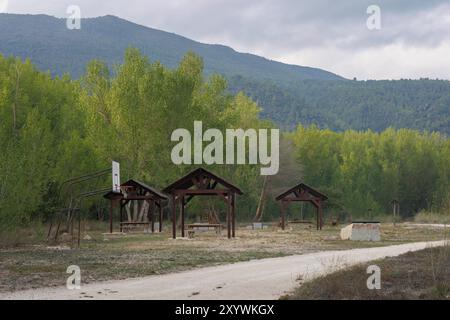 Paesaggio con le aree picnic dell'area ricreativa del fiume Serpis nella città di Lorcha, Spagna Foto Stock