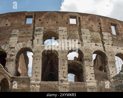 Primo piano del Colosseo di Roma con archi di fronte a un cielo parzialmente nuvoloso, Roma, Italia, Europa Foto Stock