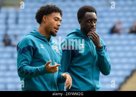 Coventry, Regno Unito. 31 agosto 2024. Il difensore del Coventry City Milan van Ewijk (27) e l'attaccante del Coventry City Fabio Tavares (30) chattano davanti al Coventry City FC contro Norwich City FC per la partita del campionato EFL alla Coventry Building Society Arena, Coventry, Inghilterra, Regno Unito il 31 agosto 2024 Credit: Every Second Media/Alamy Live News Foto Stock