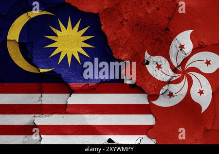 Bandiere della Malesia e di Hong Kong dipinte su pareti incrinate Foto Stock