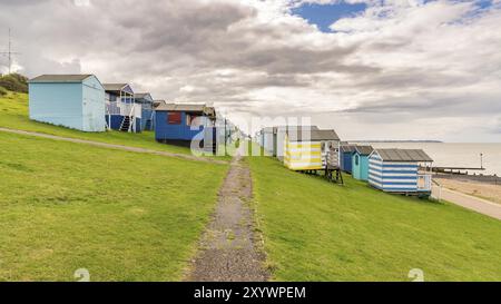 File di cabine sulla spiaggia, sul Nord vedere costa al Tankerton piste in whitstable kent, England, Regno Unito Foto Stock