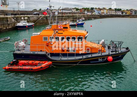 Donaghadee, County Down, Irlanda del Nord/22 agosto 2024 - Vista laterale della Donaghadee Lifeboat con gommone ormeggiato accanto ad essa Foto Stock