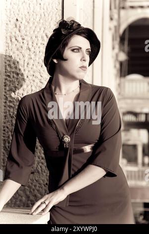 Donna con il cappello. Revisione retrospettiva. 20-S XX secolo Foto Stock