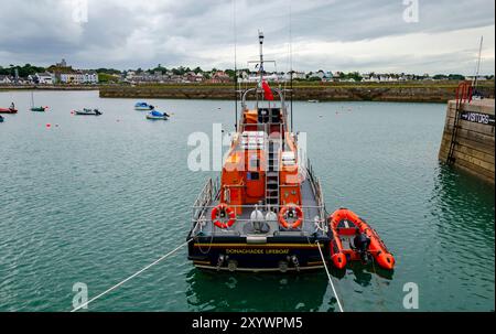 Donaghadee, County Down, Irlanda del Nord/22 agosto 2024 - Vista posteriore della Donaghadee Lifeboat con gommone ormeggiato accanto ad essa Foto Stock