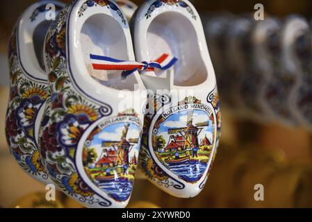Broek a Waterland, Paesi Bassi. Febbraio 2023. Zoccoli colorati come souvenir dell'Olanda Foto Stock