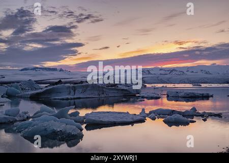 Tramonto colorato nella laguna del ghiacciaio Jokulsarlon nel Parco Nazionale Vatnajokull, Islanda, Europa Foto Stock