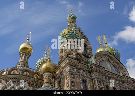 Panoramica della chiesa decorata con decorazioni ornamentali con cupole dorate e verdi contro un cielo blu, san pietroburgo, Mar baltico, russia Foto Stock