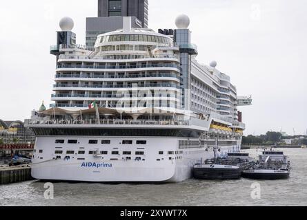 La nave da crociera AIDA prima è rifornita, ormeggiata presso il terminal delle navi da crociera di Rotterdam, Paesi Bassi Foto Stock