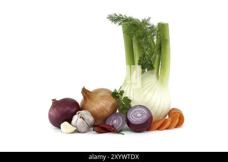 Raccolta di verdure a base di cipolle rosse e gialle, finocchio verde, peperoncino rosso, bulbo d'aglio e carote tagliate isolate sulla schiena bianca Foto Stock