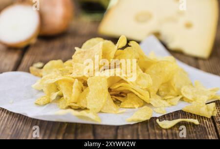 Il formaggio e la cipolla Potato Chips su legno rustico sfondo (close-up shot) Foto Stock