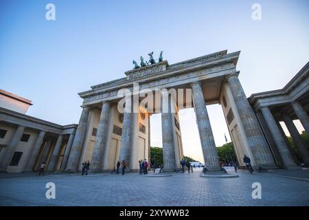 Porta di Brandeburgo a Berlino vista dal basso Foto Stock