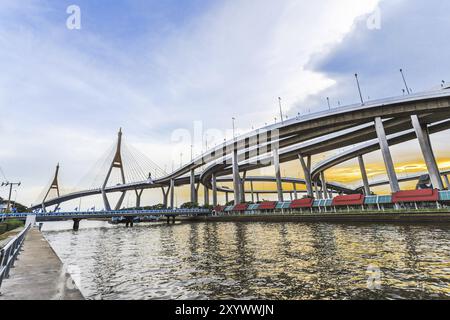 Bhumibol Bridge il ponte sul fiume Chao Phraya a Bangkok Thailand.jpg Foto Stock