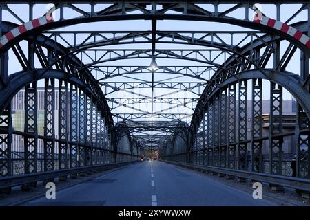 L'Hackerbruecke di Monaco alle prime ore del mattino Foto Stock