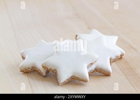 Stelle di cannella su un tavolo di legno, sdraiate Foto Stock