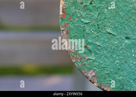 scheggiatura di strati di vernice sulla vecchia panchina del parco, primo piano / macrofotografia Foto Stock