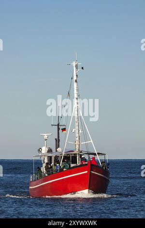 Un peschereccio sul Mar Baltico al largo di Warnemuende Foto Stock