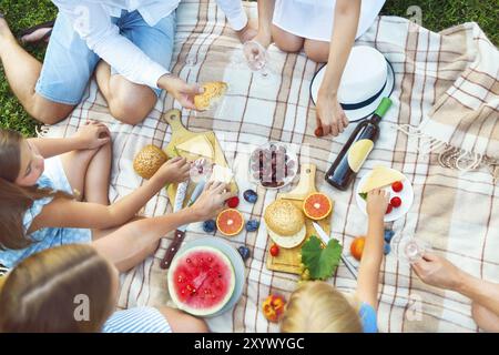 Vista giardino estivo picnic. Summer Party Foto Stock