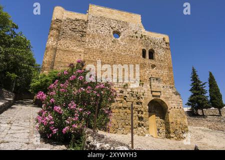 Iglesia renacentista de Santo Domingo, Castillo de la Iruela, origen almohade, construido sobre cimientos pre-bereberes, la Iruela, valle del Guadalqu Foto Stock