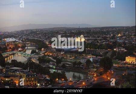 Vista notturna per la città vecchia di Tbilisi, Georgia (paese) Foto Stock