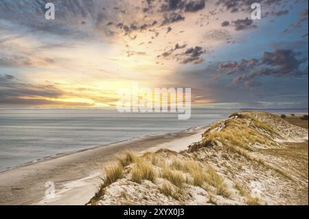 Tramonto spettacolare all'alta duna sul darss. Punto di vista nel parco nazionale. Spiaggia, Mar Baltico, cielo e mare. La natura sparata in Germania Foto Stock