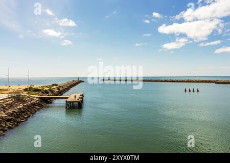 Vista minimalista del porticciolo con piccolo molo a Vilamoura, Quarteira, Algarve, Portogallo, Europa Foto Stock