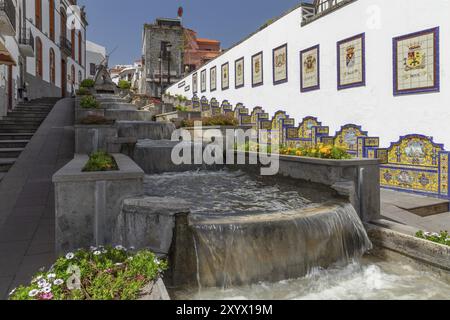 Panchine in ceramica alle scale d'acqua Paseo de Canarias, Firgas, Gran Canaria, Isole Canarie, Spagna, Firgas, Gran Canaria, Isole Canarie, Spagna, Europa Foto Stock