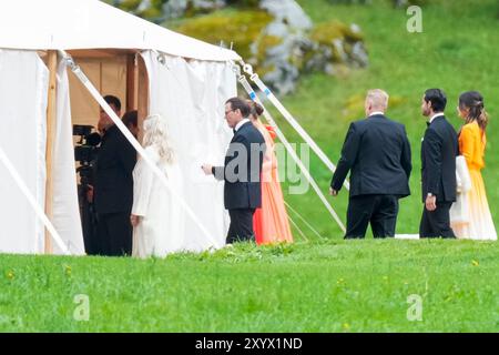 Geiranger 20240831. Il principe svedese Daniele e la principessa ereditaria Vittoria (nascosta) e il principe Carlo Filippo e la principessa Sofia arrivano alla tenda nuziale a Vinjevollen a Geiranger per il matrimonio della principessa Märtha Louise e Durek Verrett sabato. Foto: Heiko Junge / NTB Foto Stock