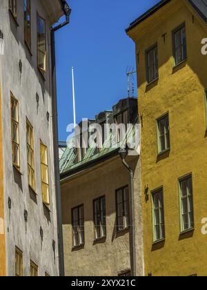 Edifici storici in una strada stretta, con facciate colorate, tipico scandinavo, stoccolma, Mar baltico, svezia, scandinavia Foto Stock
