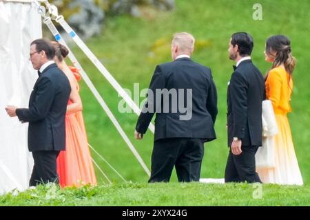 Geiranger 20240831. Il principe svedese Daniele e la principessa ereditaria Vittoria (nascosta) e il principe Carlo Filippo e la principessa Sofia arrivano alla tenda nuziale a Vinjevollen a Geiranger per il matrimonio della principessa Märtha Louise e Durek Verrett sabato. Foto: Heiko Junge / NTB Foto Stock