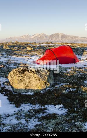 Tenda a Engerdalsfjellet con vista sul monte Rendalssoelen, Hedmark Fylke, Norvegia, ottobre 2011, Europa Foto Stock