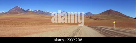 Panorama montano nel deserto di Atacama, in Cile, vicino a San Pedro de Atacama Foto Stock