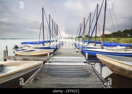 Yacht e barche al molo sul grande lago in estate Foto Stock