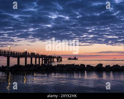 Un tramonto sulla costa baltica a Wustrow Foto Stock