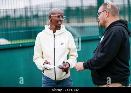 Nallhead Road, Feltham. 31 agosto 2024. Sir Mo Farah ha visitato il centro di calcio della Power League questa mattina per dare il suo sostegno alla promessa di Charlie, un'organizzazione benefica creata per educare sui pericoli del crimine con coltelli nel Regno Unito. L'organizzazione benefica è stata istituita da Martin e Tara Cosser in memoria del figlio Charlie, che ha tragicamente perso la vita per il crimine da coltello dopo essere stato pugnalato ad una festa a Warnham, nel Sussex, nel luglio 2023. Crediti: james jagger/Alamy Live News Foto Stock