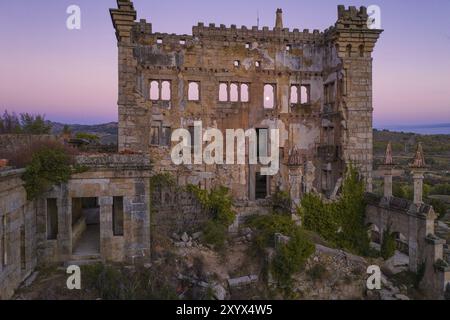 Panorama aereo del Termas Radium Hotel Serra da pena al tramonto a Sortelha, Portogallo, Europa Foto Stock